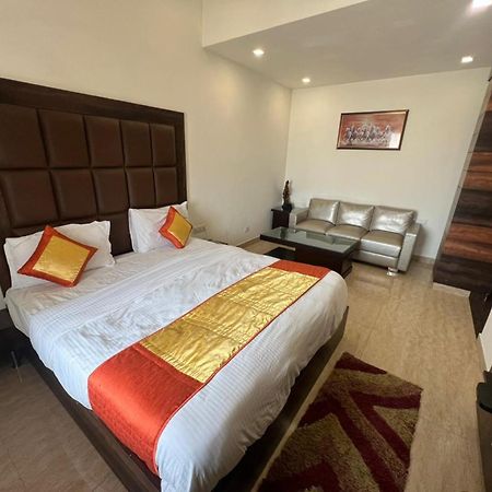 Hotel Royal Palace Hapur Екстер'єр фото