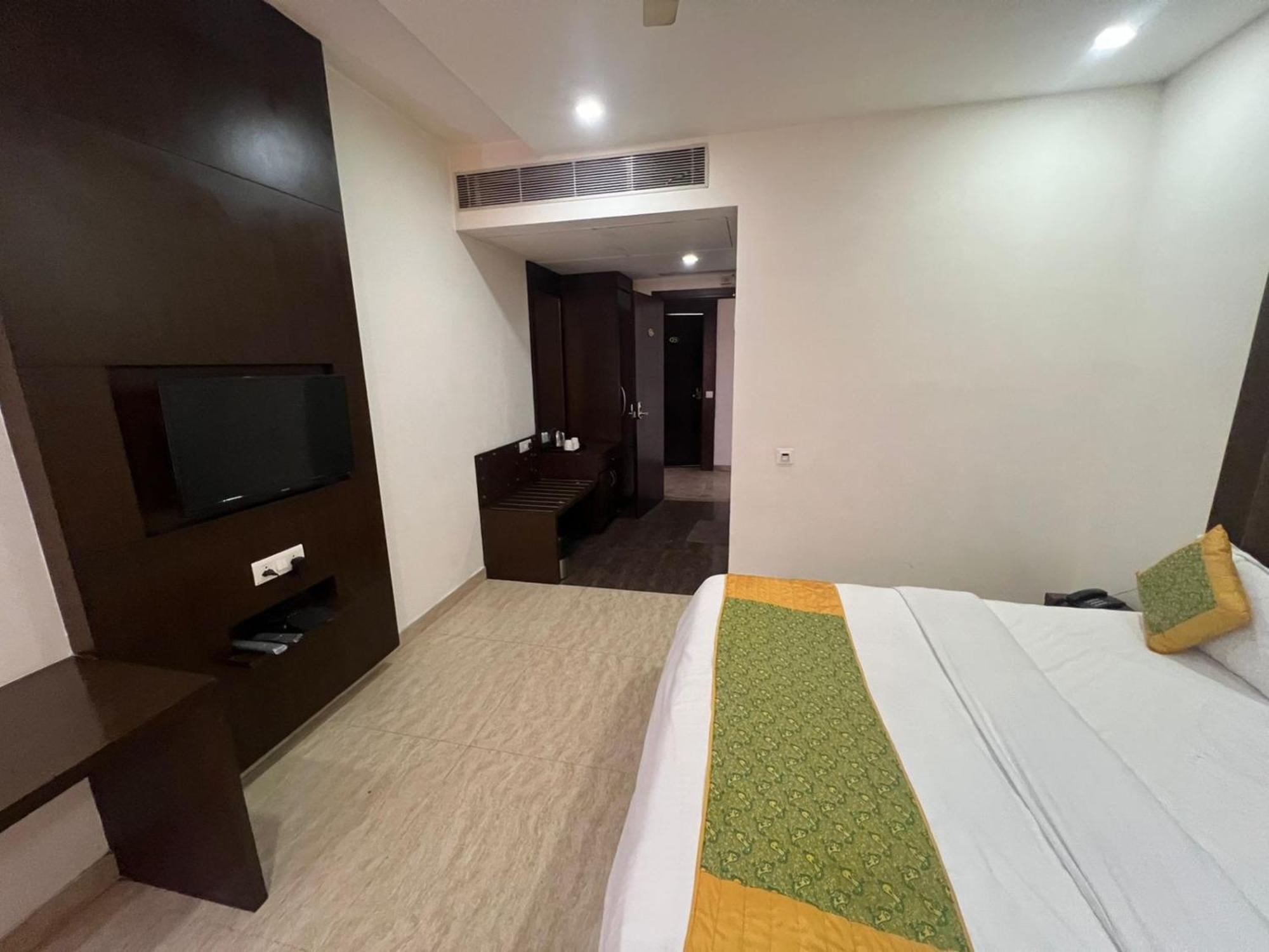 Hotel Royal Palace Hapur Екстер'єр фото