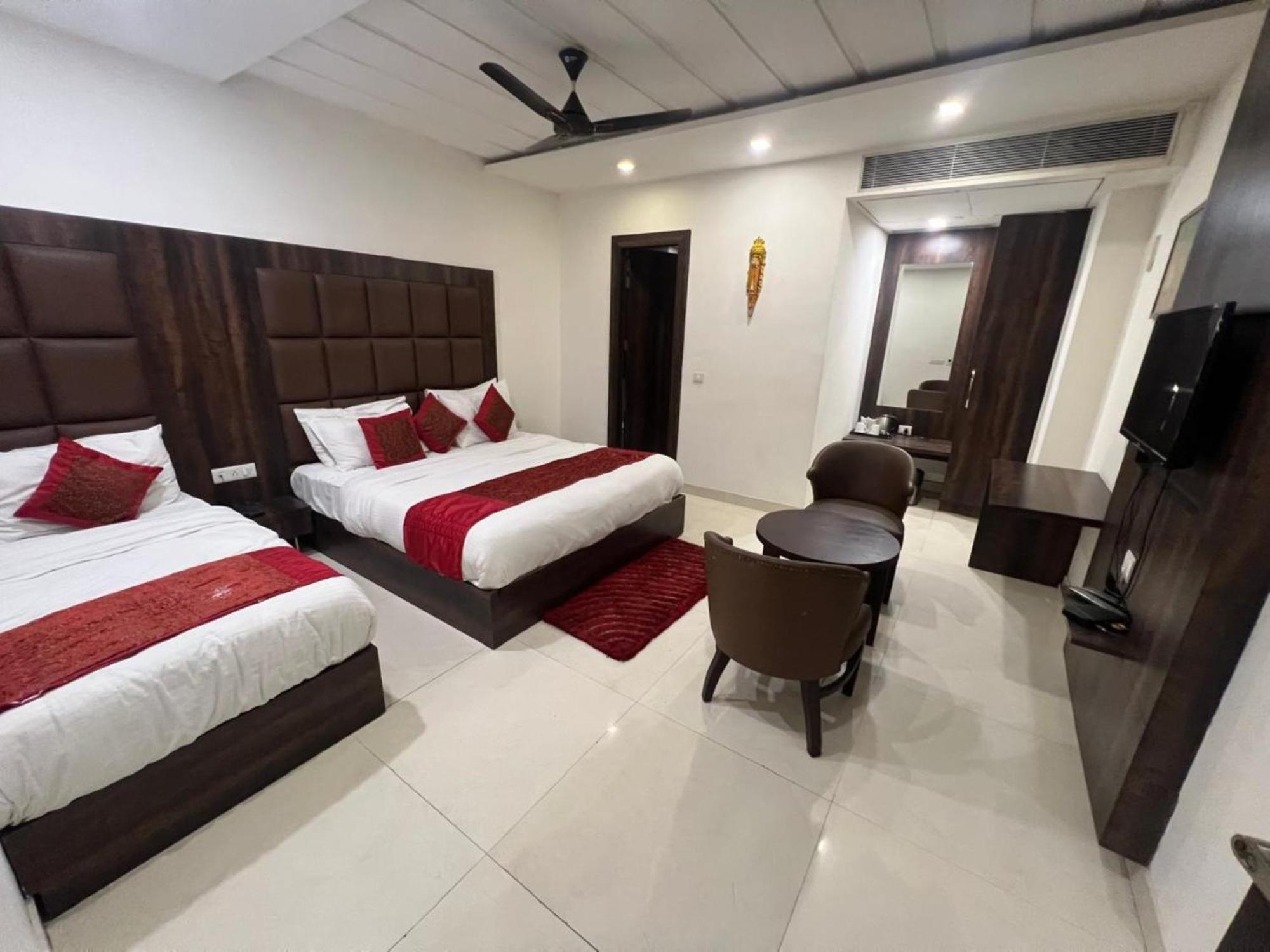 Hotel Royal Palace Hapur Екстер'єр фото